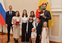 Семья из Рязанского района получила государственную награду