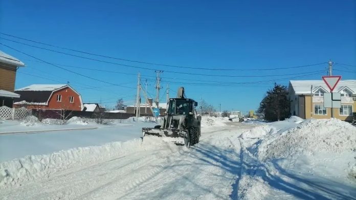 чистит снег.Рязанский р.18.02.26
